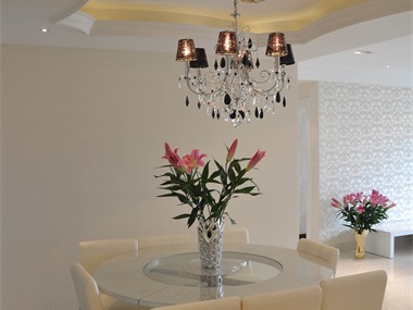 现代布艺沙发，黑色镂空水晶吊灯，低调奢华的家具，把
