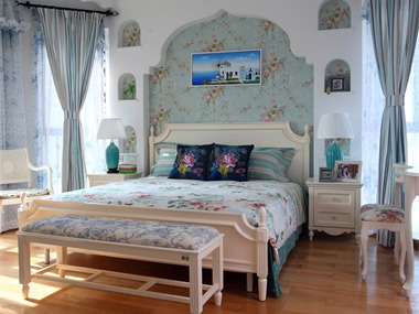  整个室内空间装修风格为地中海风格，蓝白色调的搭配