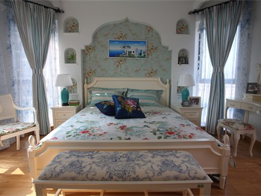  整个室内空间装修风格为地中海风格，蓝白色调的搭配