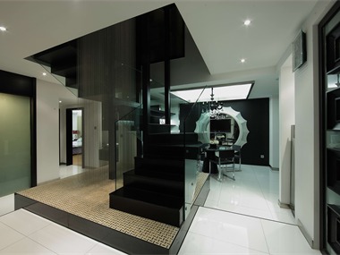 黑白现代复式，进入客厅即感受到空间布局的大气宽敞。