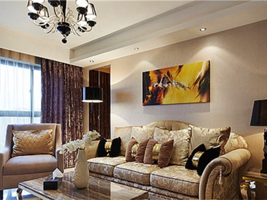 整套房子借鉴了古典风格的木质色打底，暖色的墙纸给家