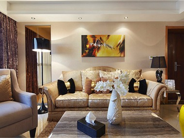 整套房子借鉴了古典风格的木质色打底，暖色的墙纸给家