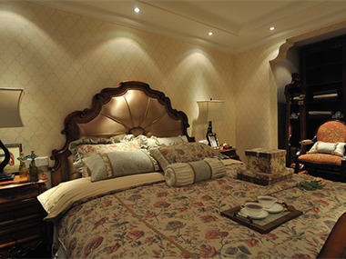 美式家居的卧室布置较为温馨，作为主人的私密空间，主