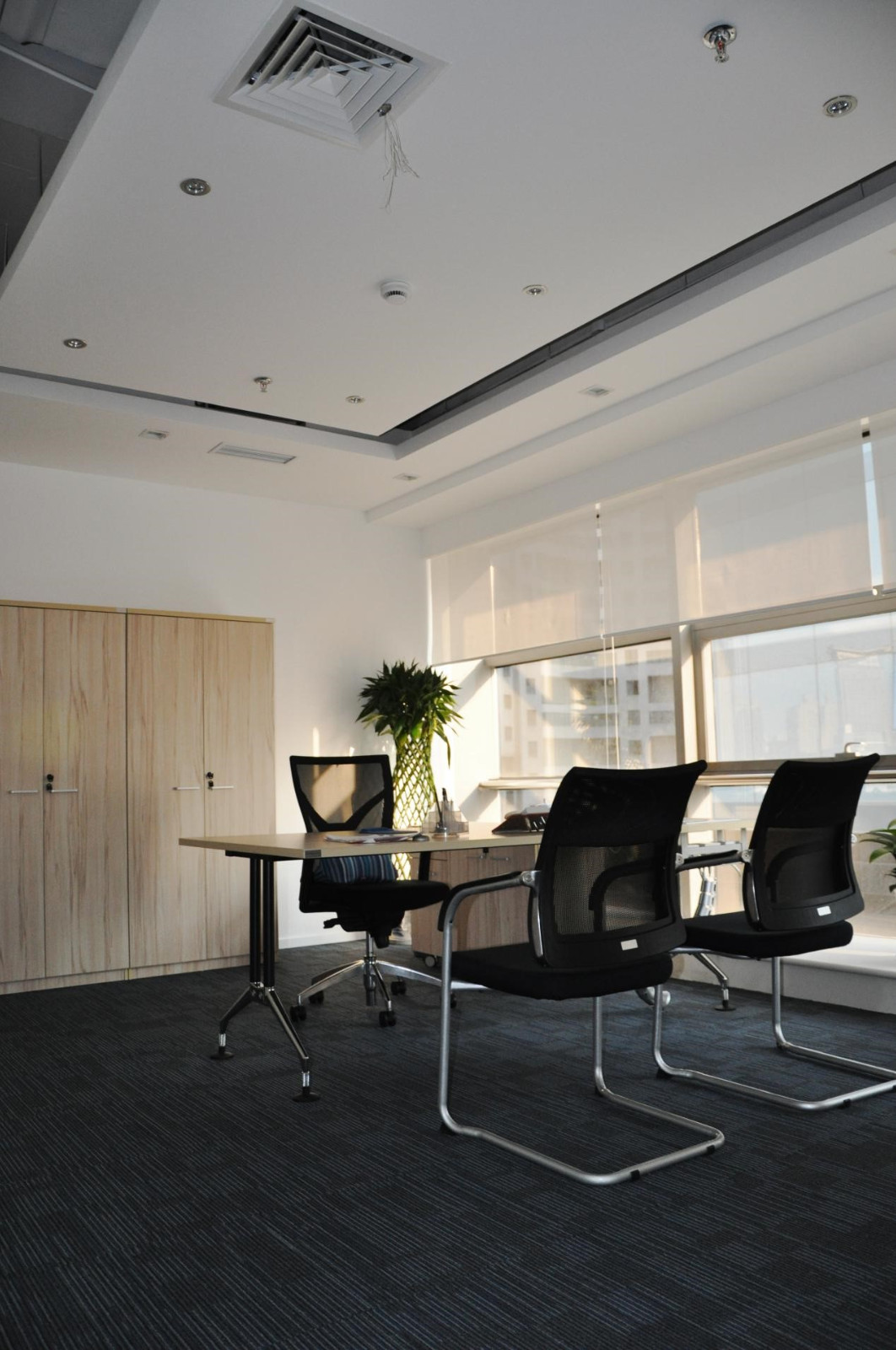 独立办公室的设计保持去繁就简,直线条的吊顶与通顶的落地玻璃门窗